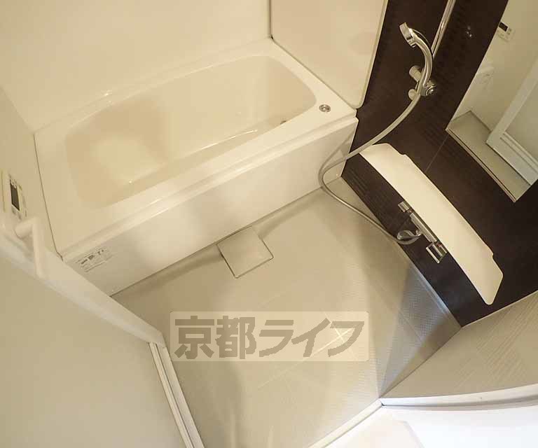バス・シャワールーム　清潔感のあるバスルームです。