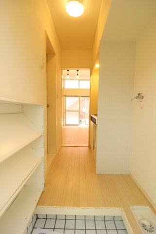 玄関　（写真は別号室の参考画像です）