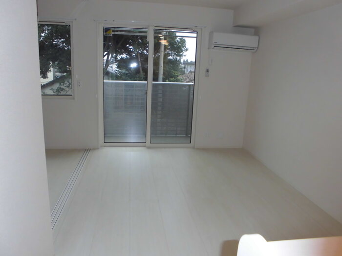 居室・リビング　角部屋になりますので小窓があります。