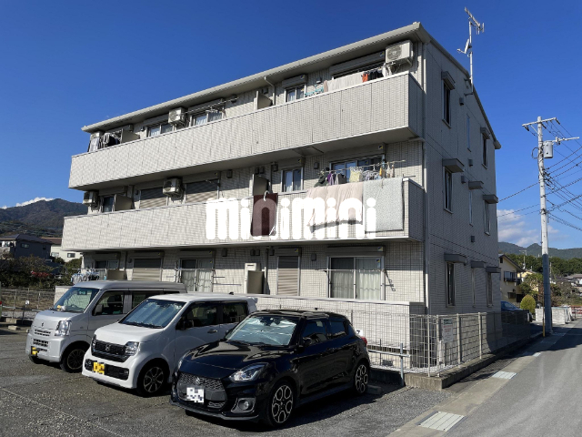建物外観　３階建ての賃貸物件