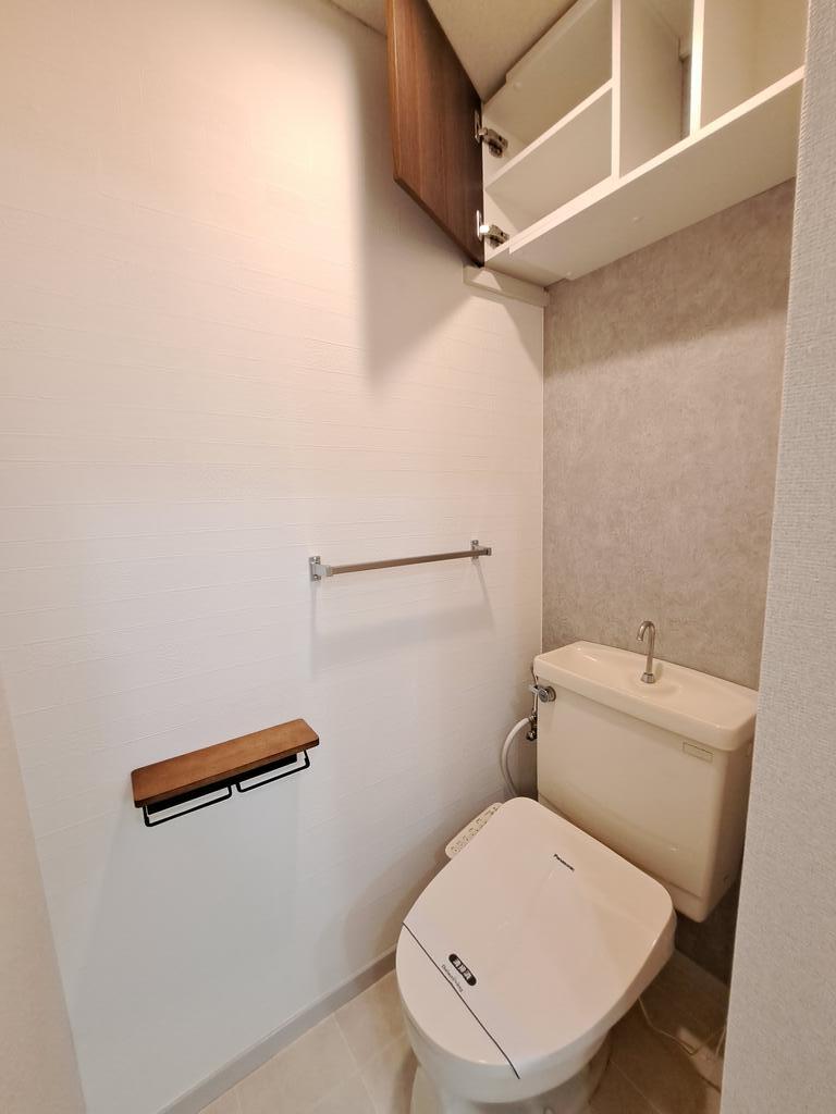 トイレ　●トイレには上部収納があり便利です♪