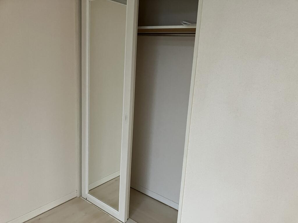 収納　姿見付きの収納扉。