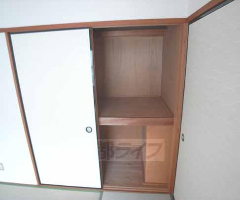 収納　奥行きたっぷり。お布団も入れられます