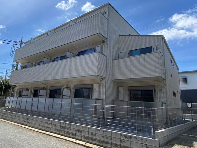 建物外観　2022年8月築。安心のオートロック付きです