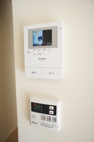 セキュリティ　カラーモニター付きドアホンで来訪者の顔と声を確認できます