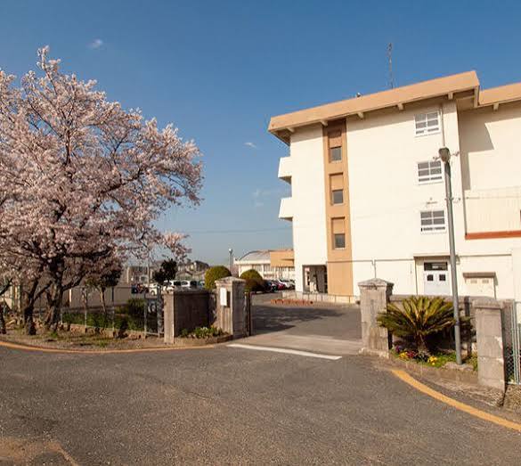 中学校　飯塚市立飯塚第一中学校（中学校）まで378m