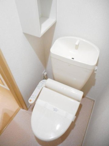 トイレ　落ち着いた色調のトイレです