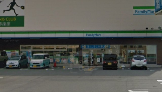 コンビニ　ファミリーマート　箕面粟生外院一丁目（コンビニ）まで594m