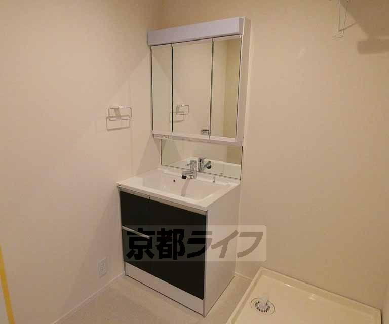 洗面設備　大きな鏡です。