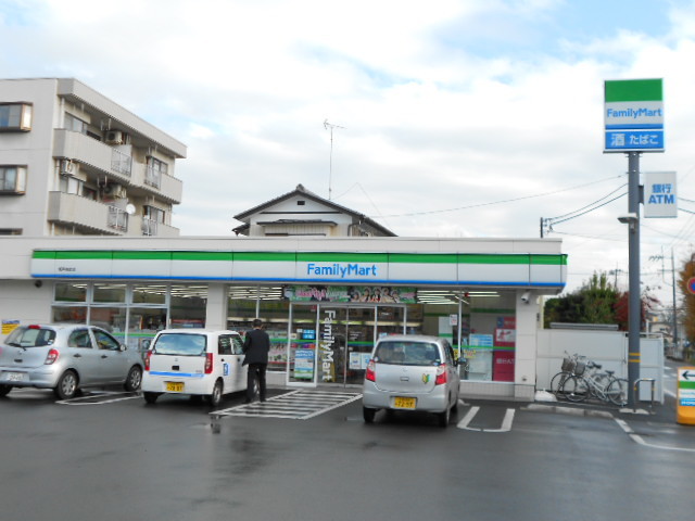 コンビニ　ファミリーマート坂戸南町店（コンビニ）まで241m