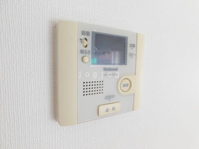 セキュリティ　来訪者の顔を確認できるテレビインターホン付きです。