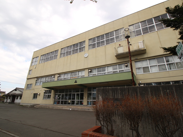 中学校　札苗中学校（中学校）まで300m