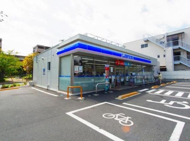 コンビニ　ローソン 足立六月一丁目店（コンビニ）まで400m