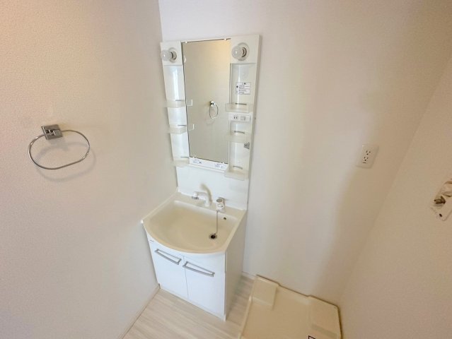 洗面設備　人気の独立洗面所にはうれしいシャンプードレッサーが付いてます