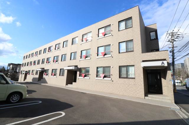 建物外観　３階建ての鉄筋コンクリート♪