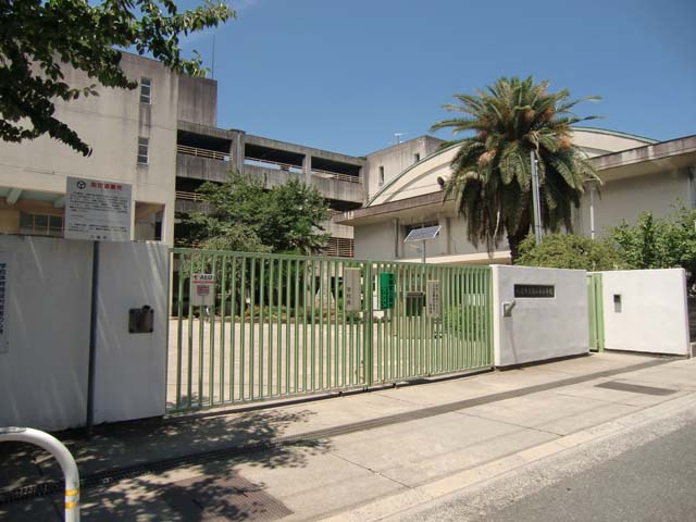 小学校　八尾市立西山本小学校（小学校）まで559m
