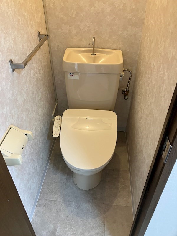 京急逗子線 六浦駅 徒歩8分 2階建 築37年のトイレ写真