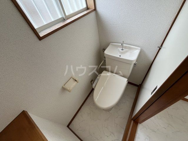 小田急小田原線 東海大学前駅 徒歩9分 2階建 築36年のトイレ写真