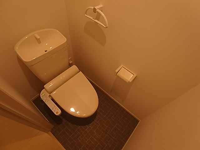 地下鉄海岸線 中央市場前駅 徒歩8分 3階建 築15年のトイレ写真