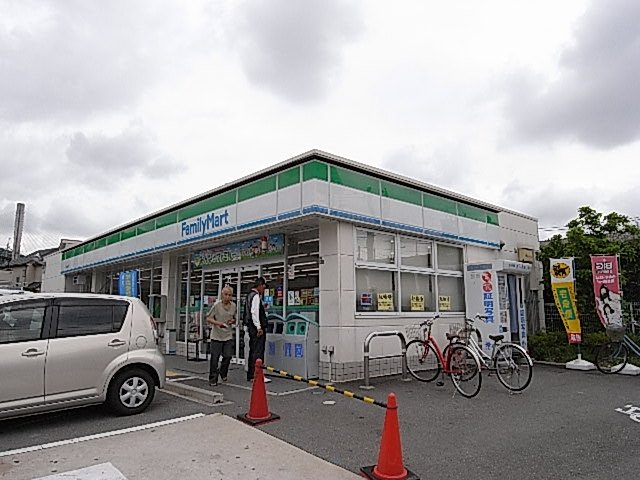 コンビニ　ファミリーマート 川西でざいけ店（コンビニ）まで414m