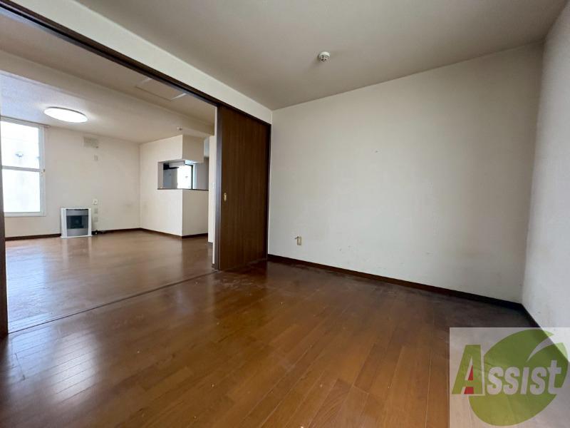 その他部屋・スペース　こちらのお部屋は光が差し込む、温かみのあるお部屋です。