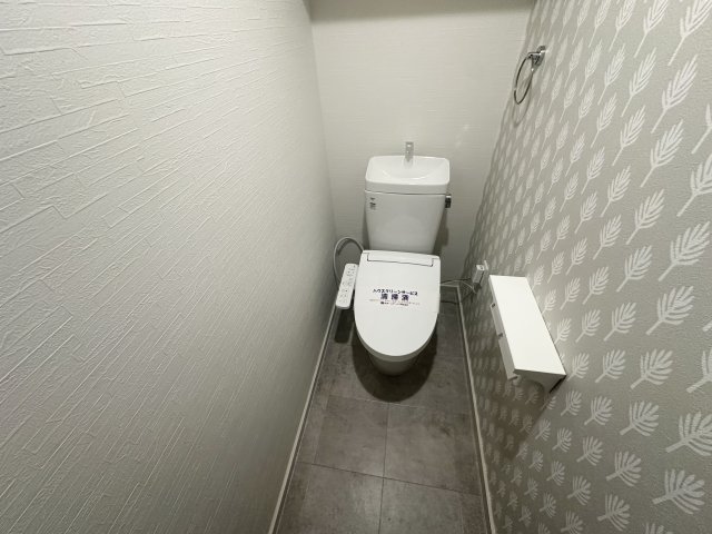 トイレ　温水洗浄便座付きのトイレです♪