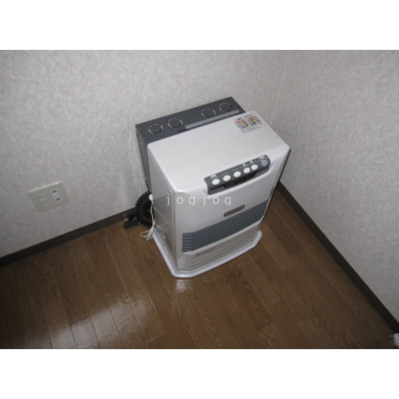 その他設備　冬はあったか石油ストーブです。