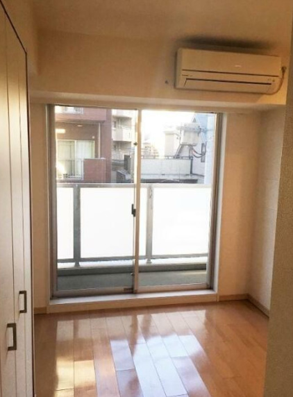 居室・リビング　大きな窓で明るいお部屋です。