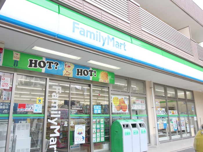 コンビニ　ファミリーマート（コンビニ）まで54m