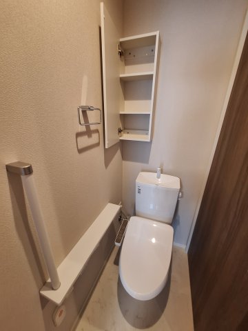 トイレ　手すり付きでつまづき防止/温水洗浄便座付き