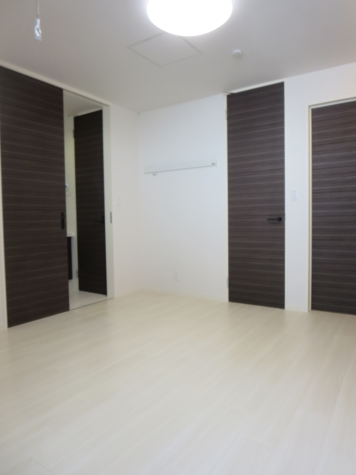 居室・リビング　洋室7.5帖　テレワークスペース　デスク本棚テレビボード付♪