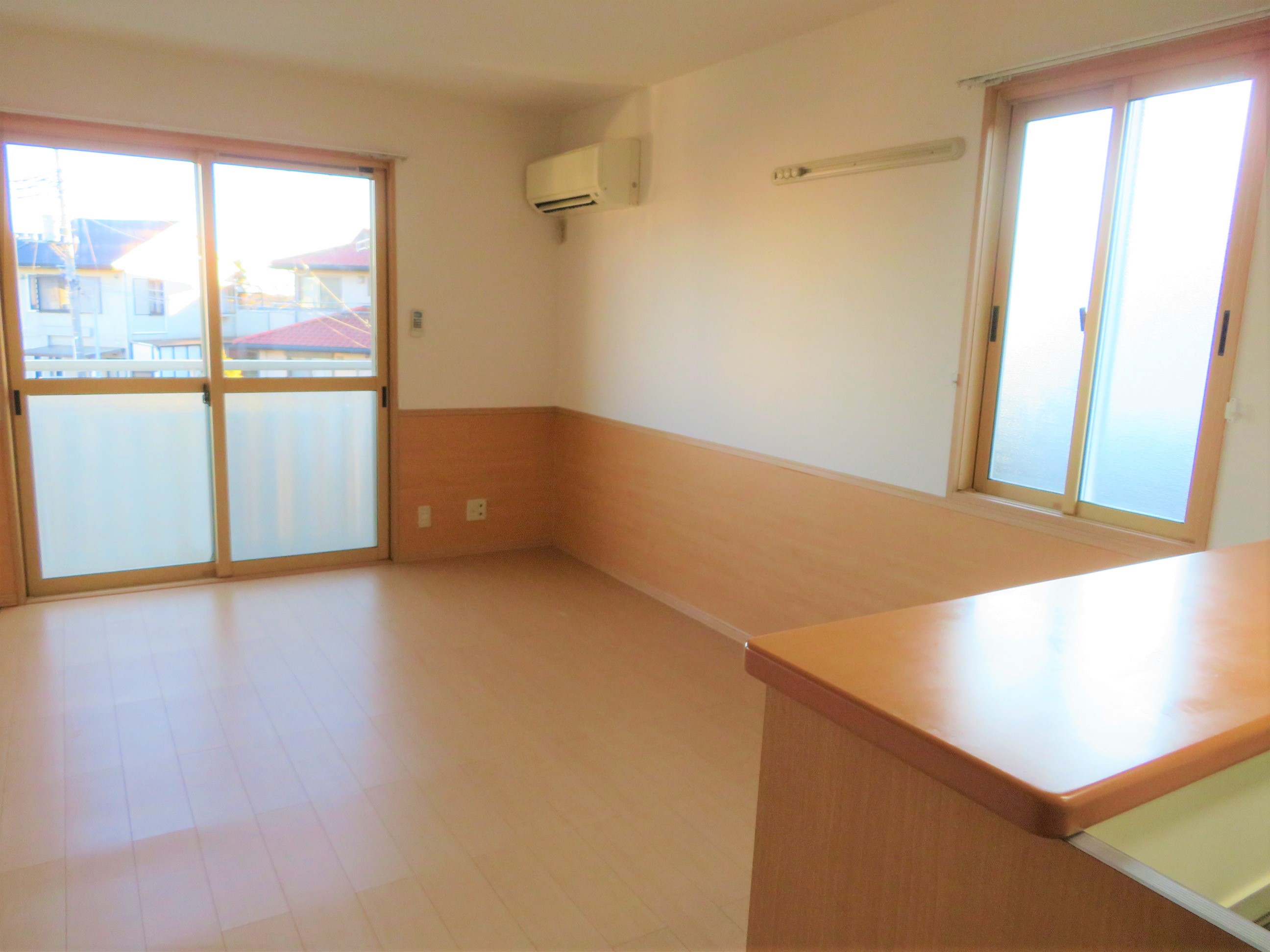 居室・リビング　２面採光で明るいリビングです！