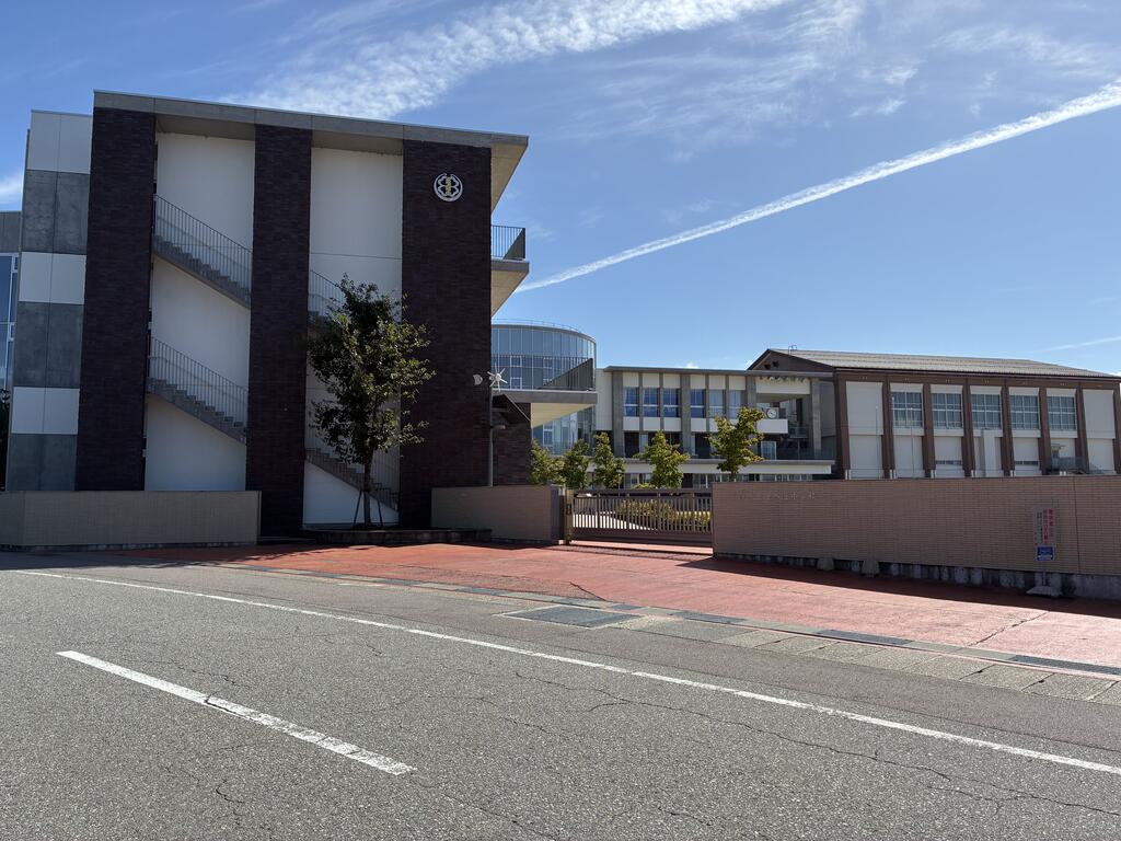 小学校　魚津市立よつば小学校（小学校）まで1390m