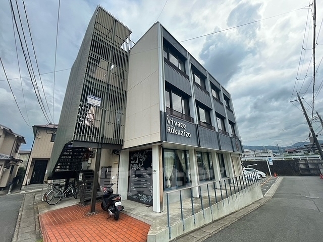 京都市伏見区桃山町因幡のマンションの建物外観