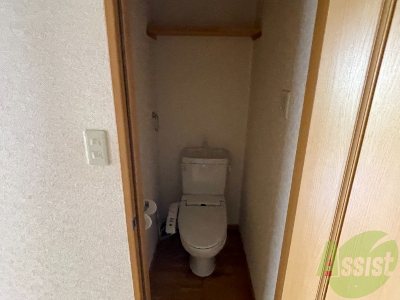 トイレ　温水洗浄便座なので快適に使用できそうですね。