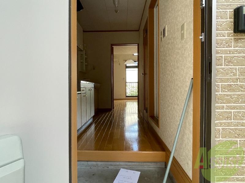 玄関　玄関から撮影しました。敷居が高くなくて安心ですね。