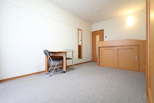 居室・リビング　ベッド下に収納スペースあり！荷物が多くても十分に収まります