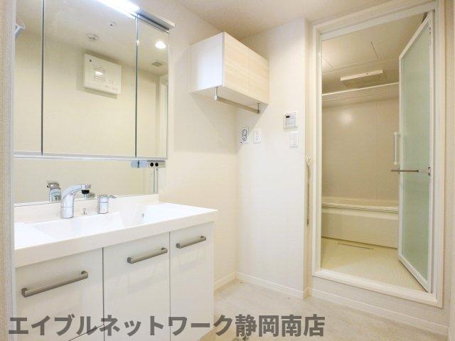 洗面設備　ゆったりとスペースのある洗面所