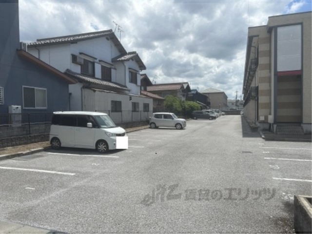 【彦根市松原町のアパートの駐車場】