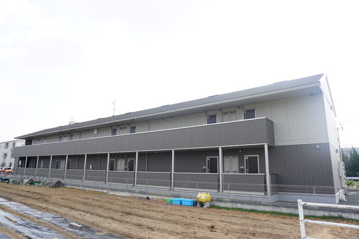 【福山市御幸町大字上岩成のアパートの建物外観】