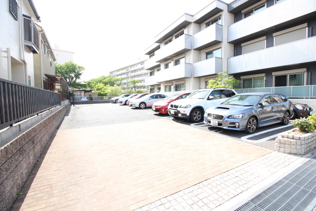 【西宮市大谷町のマンションの駐車場】