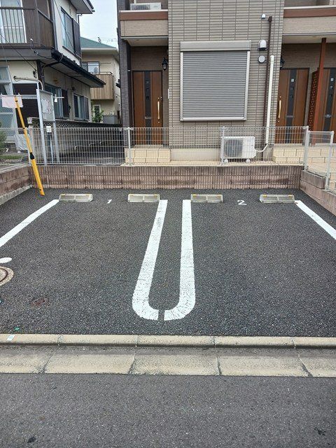 【クレストハウスの駐車場】