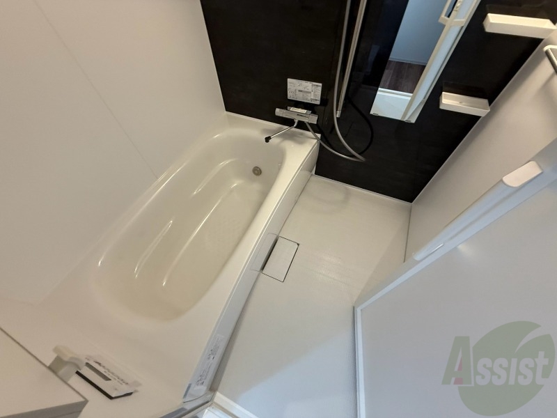 バス・シャワールーム　バスルームはこちらです。広々としてゆったり休めます。