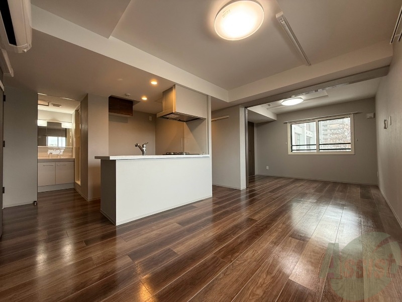 居室・リビング　白さが清潔感を出してくれます。お部屋も明るいですね。