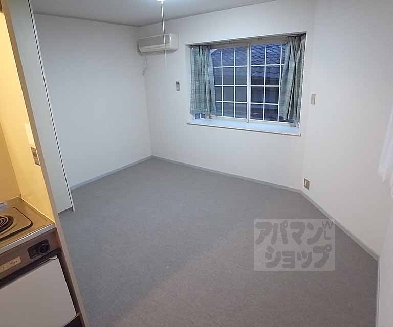 居室・リビング　２面窓で開放感アリ。