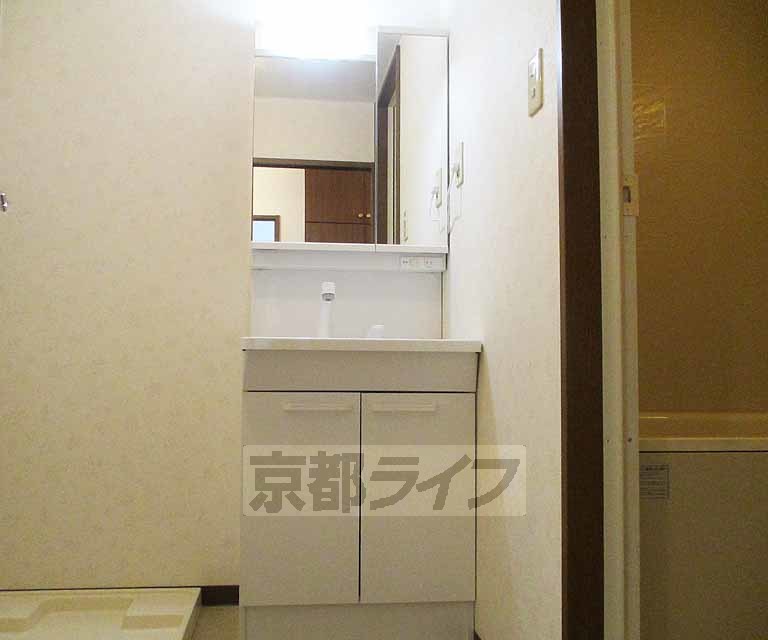 【城陽市久世のマンションの洗面設備】