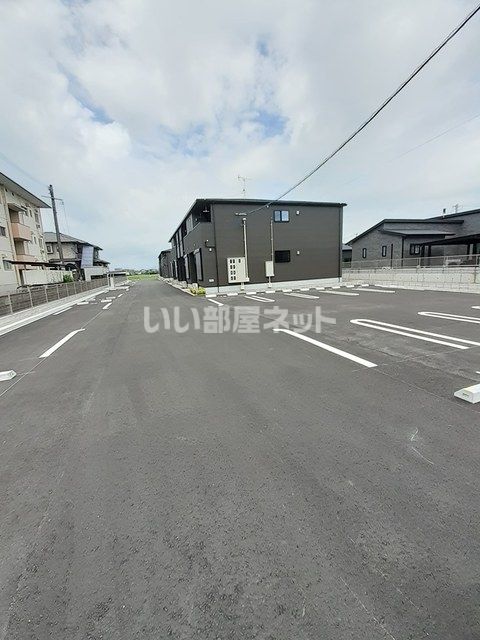 【八代市高島町のアパートの駐車場】