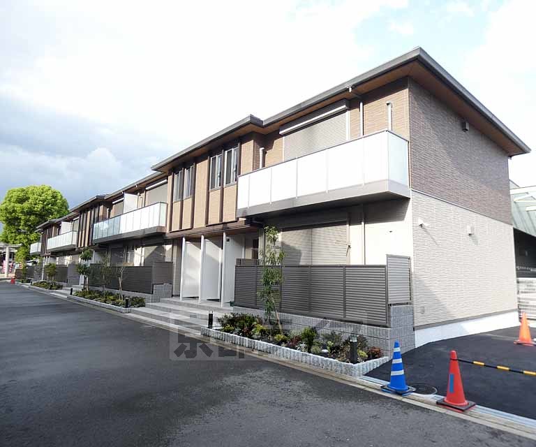 京都市伏見区横大路天王前のアパートの建物外観