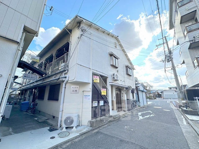 八尾市南本町のアパートの建物外観