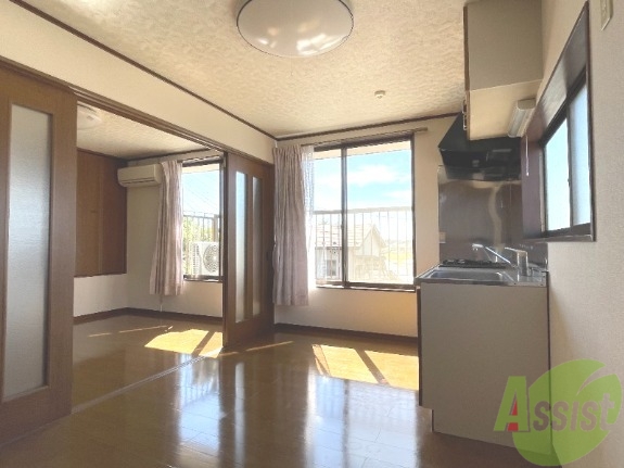 居室・リビング　ＤＫを撮影しました。広々としていて食事時間が楽しみですね。